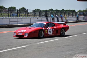 Ferrari 512 BB LM, toujours aussi bestiale, qui s'en va sur la piste.
